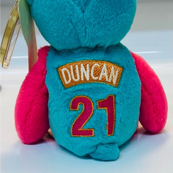 Limited Edition Tim Duncan 1999 beanie babies - Picture 4 of 6